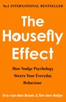 The Housefly Effect - Eva van den Broek & Tim den Heijer - 9781835011447
