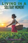 Living in a Solitary Moment - Hasan Ahmed - 9781966212980