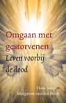 Omgaan met gestorvenen - Hans Stolp ; Margarete van den Brink - 9789020211757