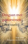 Omgaan met gestorvenen - Hans Stolp ; Margarete van den Brink - 9789020214765