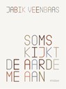 Soms kijkt de aarde me aan - Jabik Veenbaas - 9789046826713