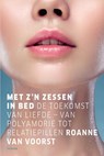 Met z'n zessen in bed - Roanne van Voorst - 9789463811064