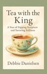 Tea with the King: A Year of Sipping Scripture and Savoring Stillness - Debbie Danielsen - 9798287510442
