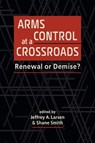 Arms Control at a Crossroads - Jeffrey A. Larsen ; Shane Smith - 9798896163367